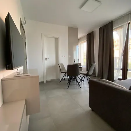 Mary Beach Resort Premium Apartments דירה סבטי ולאס